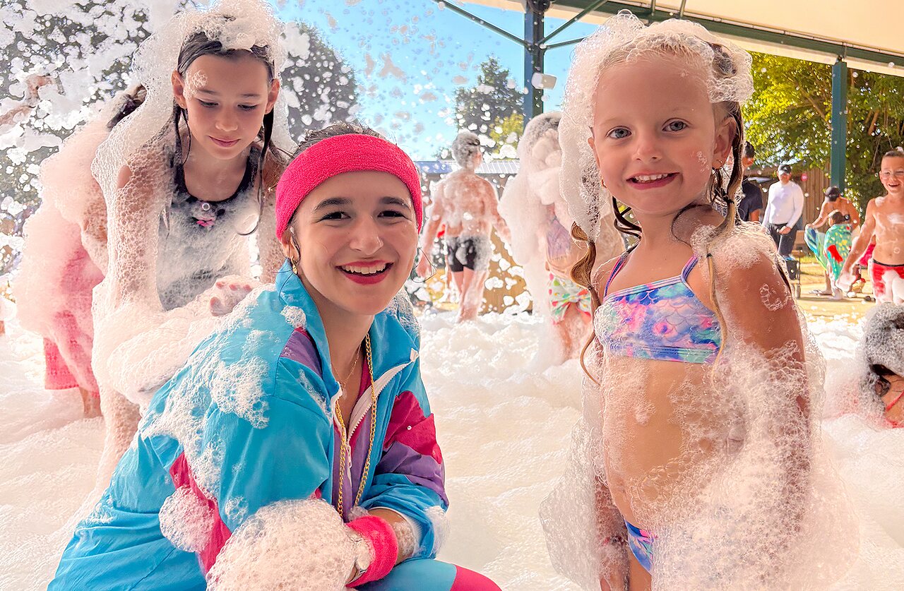 Fiesta de la espuma divertida con ni�os y animador en el camping CAPFUN Curty's en Jard sur Mer (85).