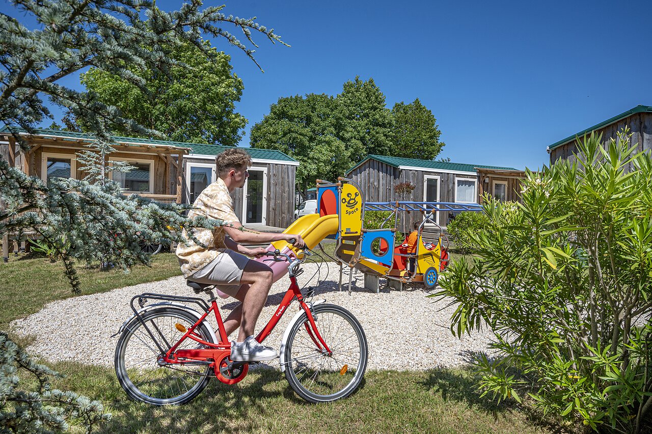 Zona de juegos, bicicleta, Mobil-homes en el camping CAPFUN Curty's (85).