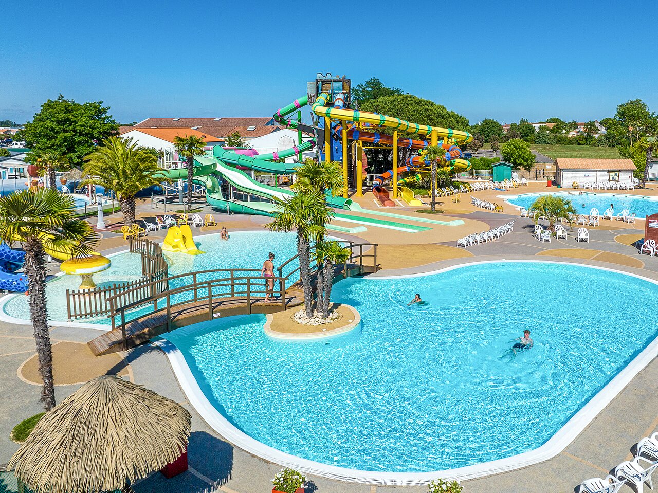 Parque acu�tico con piscinas, toboganes gigantes en camping CAPFUN Curty's en Jard sur Mer (85).