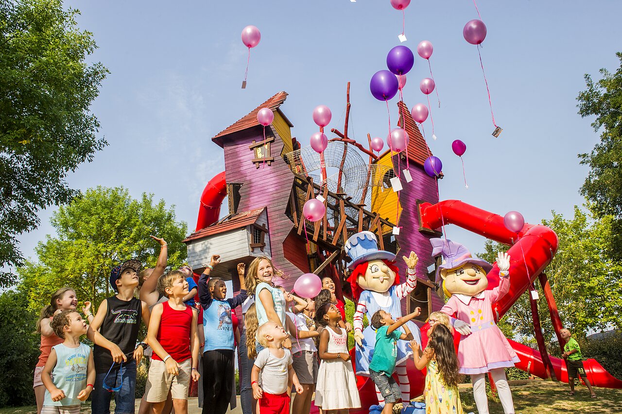 Ni�os, mascotas y zona de juegos en el camping CAPFUN Curty's en Jard sur Mer (85).