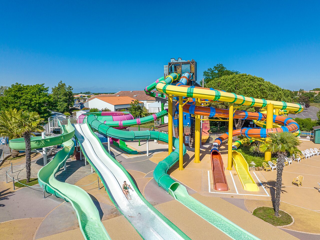 Toboganes acu�ticos coloridos y r�pidos en el camping CAPFUN Curty's en Jard sur Mer (85).