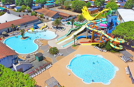 Piscina exterior con toboganes acuáticos gigantes en el camping CAPFUN Curty's en Jard sur Mer (85).