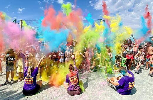 Animación carrera de colores en el camping CAPFUN Curty's en Jard sur Mer (85).