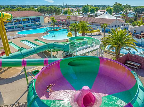 Tobogán acuático gigante y piscinas exteriores en el camping CAPFUN Curty's en Jard sur Mer (85).