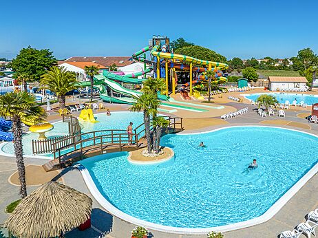 Piscinas exteriores, toboganes acuáticos gigantes en CAPFUN Curty's Jard sur Mer (85).