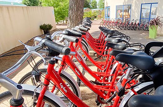 Bicicletas rojas Capfun disponibles para alquilar en el camping CAPFUN Curty's en Jard sur Mer.