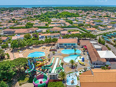 Piscinas y toboganes acuáticos en el camping CAPFUN Curty's en Jard sur Mer.