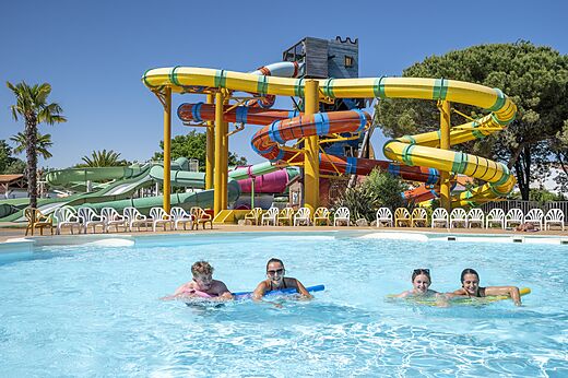 Toboganes acuáticos y piscina exterior en el camping CAPFUN Curty's en Jard sur Mer (85).