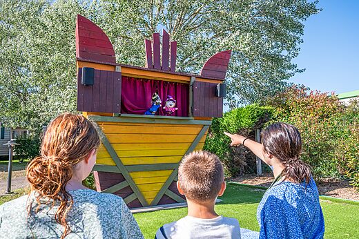 Espectáculo de marionetas para niños en escenario exterior en el camping CAPFUN Curty's en Jard sur Mer (85).