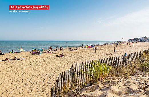 Animada playa de arena en La Tranche-sur-Mer, Vendée, lugar para visitar.