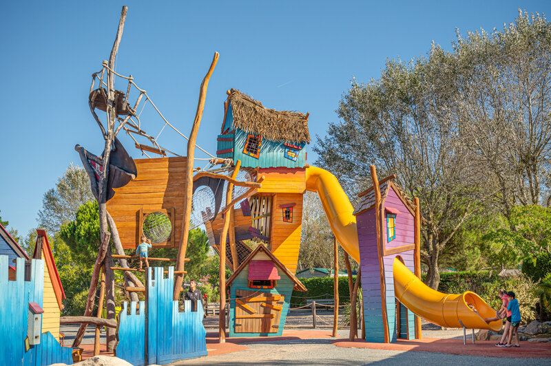 Juego Carabouille - Gran �rea de juegos tem�tica con toboganes en el camping CAPFUN Dauphins Bleus en GIVRAND (85).