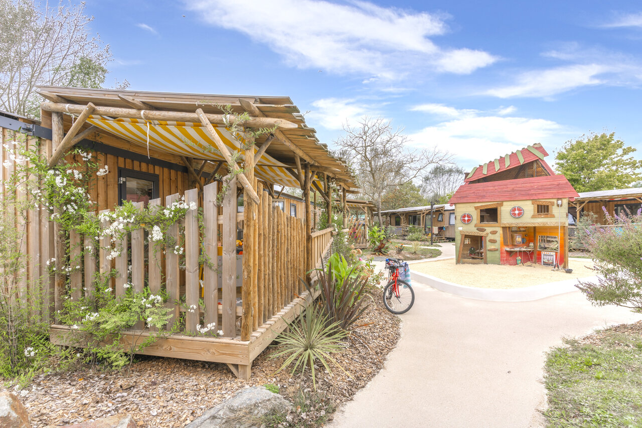 Alojamientos madera, terraza y casa juegos en CAPFUN Dauphins Bleus GIVRAND.