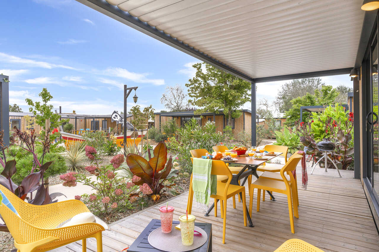 Terraza mobil-home, desayuno, barbacoa en CAPFUN Dauphins Bleus en GIVRAND (85).