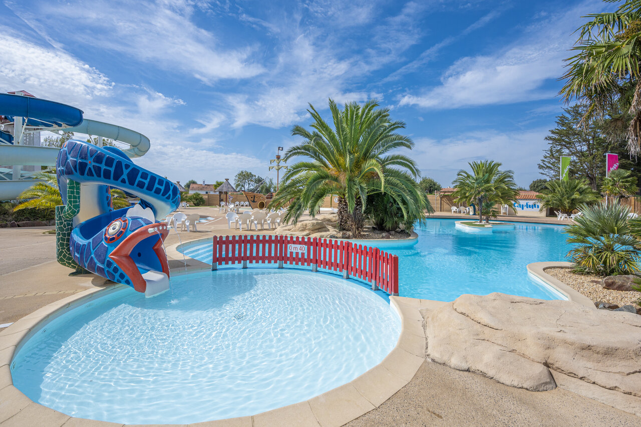 Tobog�n acu�tico con forma de pez y piscina infantil en el camping CAPFUN Dauphins Bleus en GIVRAND (85).