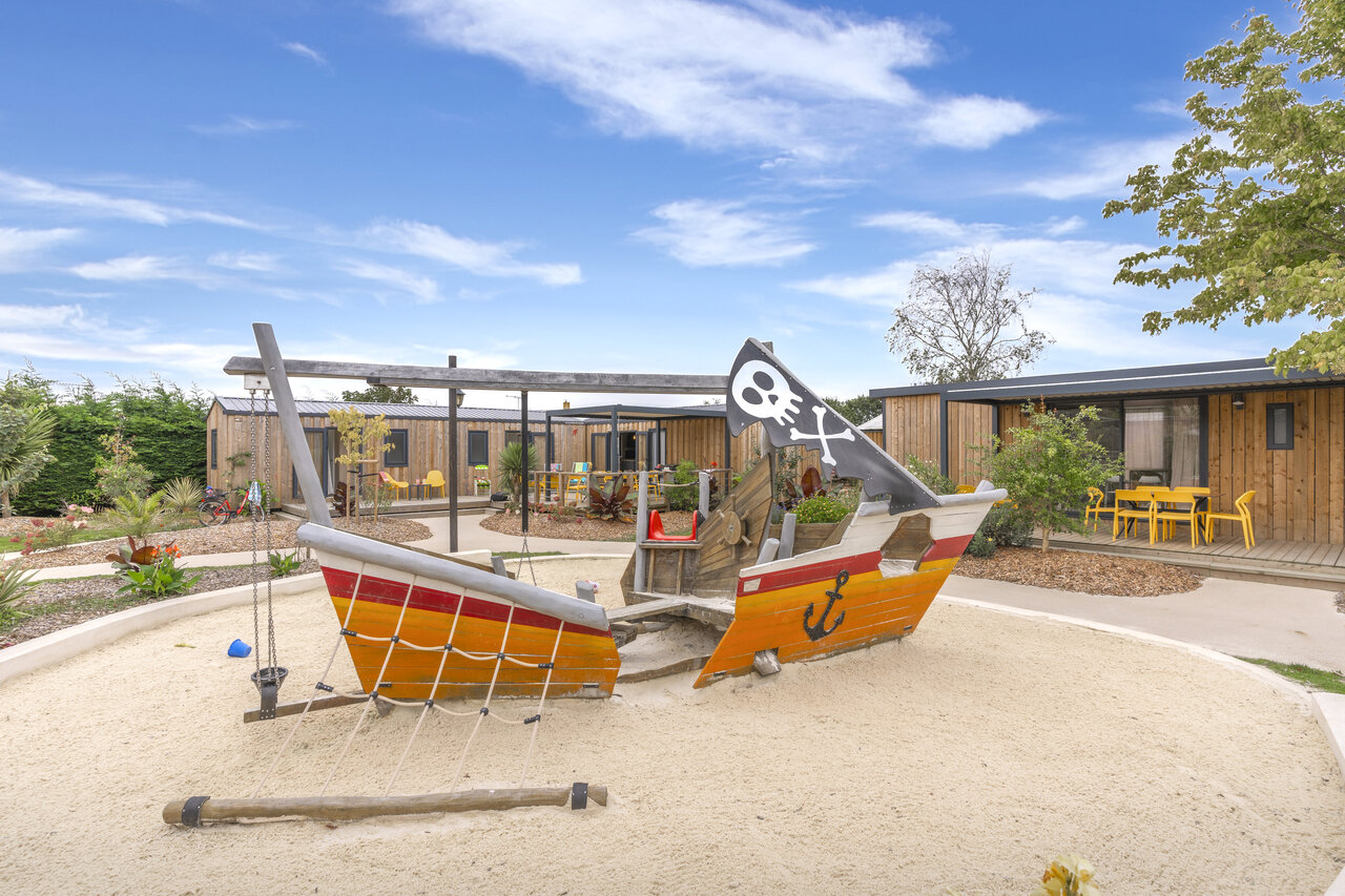 Zona de juegos barco pirata, alojamientos en CAPFUN Dauphins Bleus en GIVRAND (85).