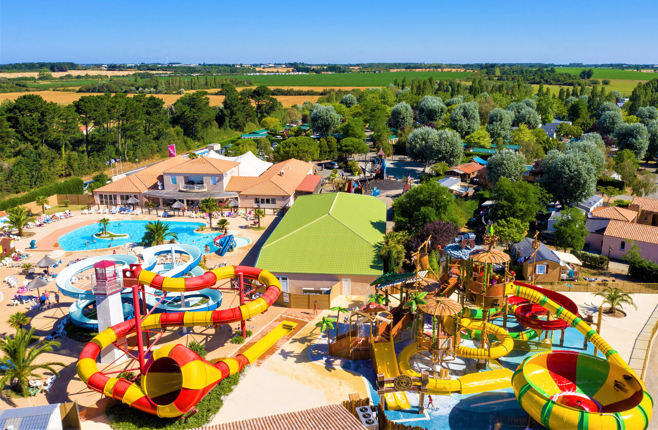 Parque acu�tico, toboganes, piscina en camping CAPFUN Dauphins Bleus en GIVRAND (85).