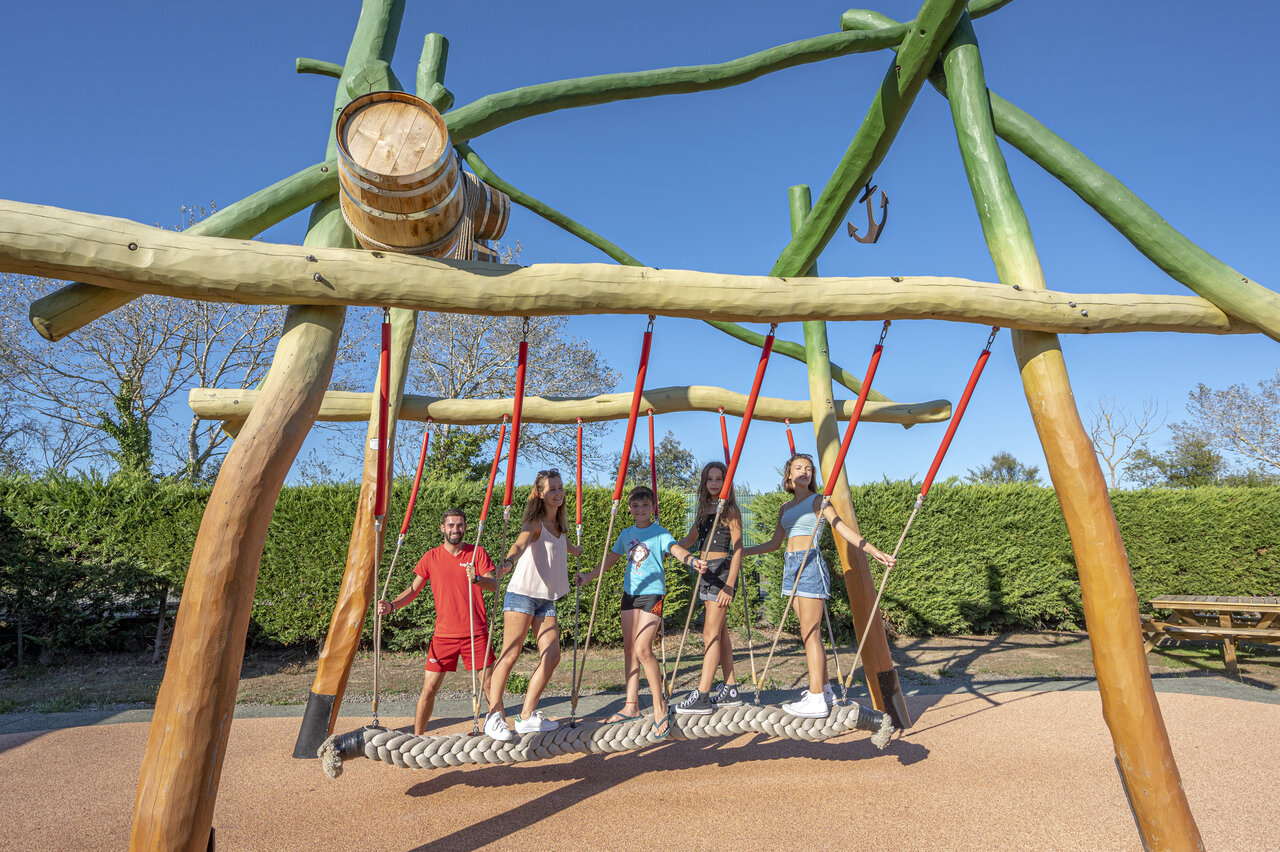 Gran columpio de cuerda, zona de juegos CAPFUN Dauphins Bleus GIVRAND (85).
