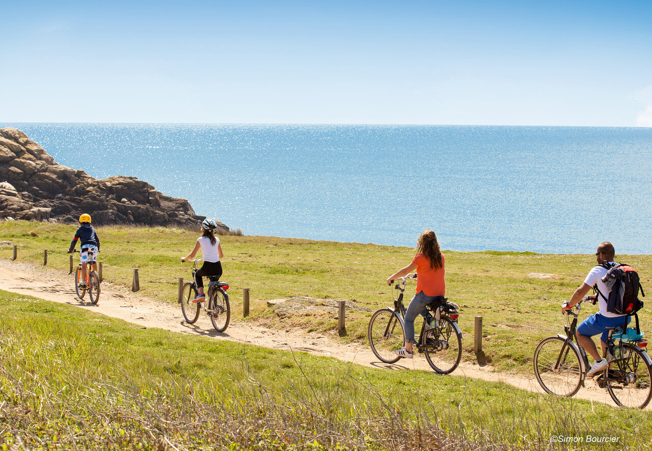 Paseo en bicicleta costero en el camping CAPFUN Dauphins Bleus en GIVRAND (85).