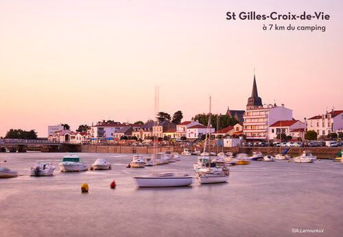 Puerto deportivo de Saint-Gilles-Croix-de-Vie al atardecer, lugar para visitar.