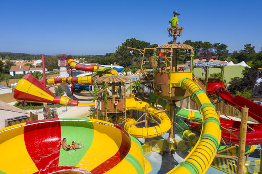 Toboganes y juegos acu�ticos en el camping CAPFUN Dauphins Bleus en GIVRAND (85).