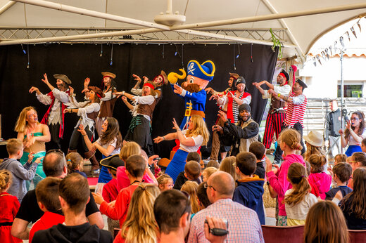 Espect�culo de animaci�n con personajes piratas y mascota para ni�os en el camping CAPFUN Dauphins Bleus en GIVRAND (85).
