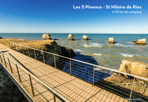 Los 5 Pineaux, sitio costero con rocas y pasarela en St Hilaire de Riez.
