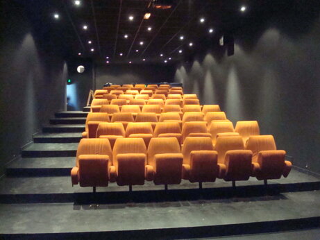 Sala espect�culos, asientos naranjas, en el camping CAPFUN Dauphins Bleus en GIVRAND (85).