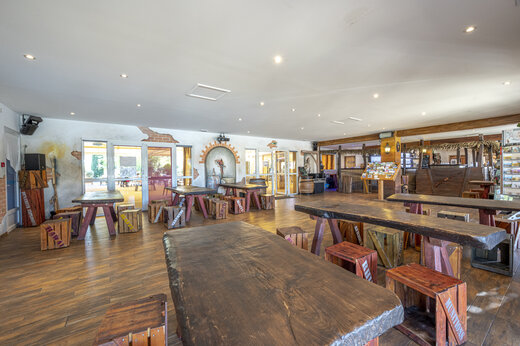 Interior del restaurante y bar del camping CAPFUN Dauphins Bleus en GIVRAND (85).