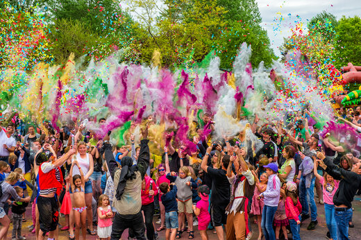 Multitud alegre, animación colorida en el camping CAPFUN Dauphins Bleus en GIVRAND (85).