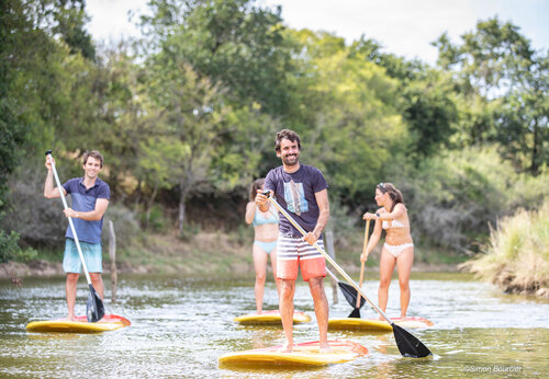 Actividades n�uticas, grupo de personas en paddle surf en el camping CAPFUN Dauphins Bleus en GIVRAND (85).