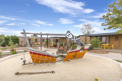 Zona de juegos barco pirata y Mobil-homes en camping CAPFUN Dauphins Bleus GIVRAND (85).