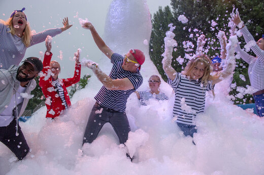 Fiesta de la espuma con campistas felices en el camping CAPFUN Dauphins Bleus en GIVRAND (85).