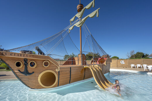Barco pirata, toboganes acu�ticos en el camping CAPFUN Dauphins Bleus en GIVRAND.