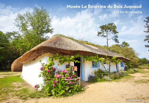 Casa tradicional con techo de paja del Museo La Bourrine du Bois Juquaud, Vandea.