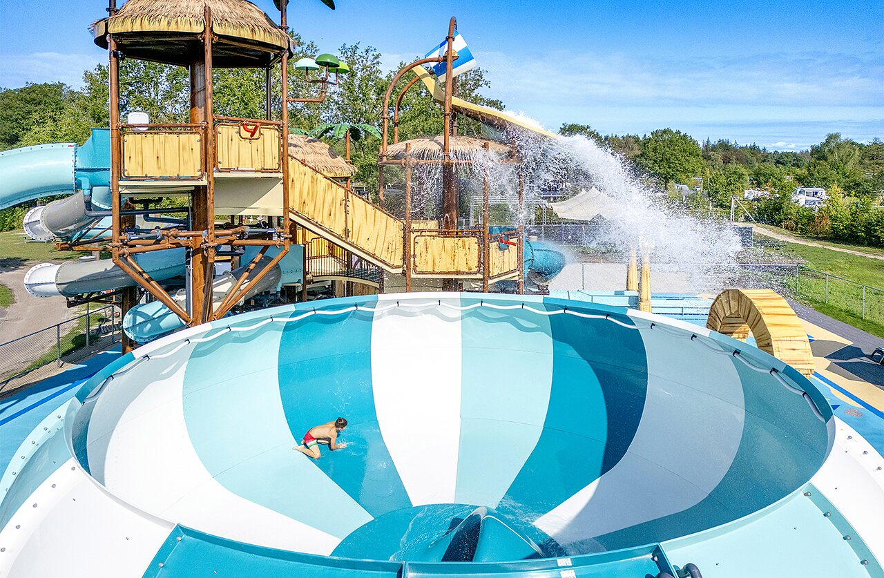 Tobog�n de cuenco, ni�o en el camping CAPFUN De Belten en Rheeze.