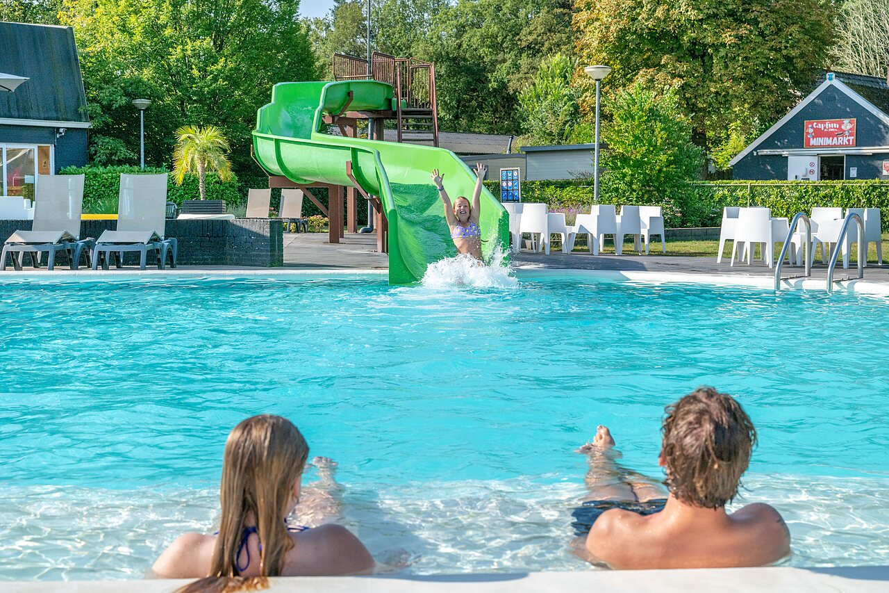 Tobog�n acu�tico y piscina exterior con ni�os jugando en el camping CAPFUN De Belten en Rheeze.