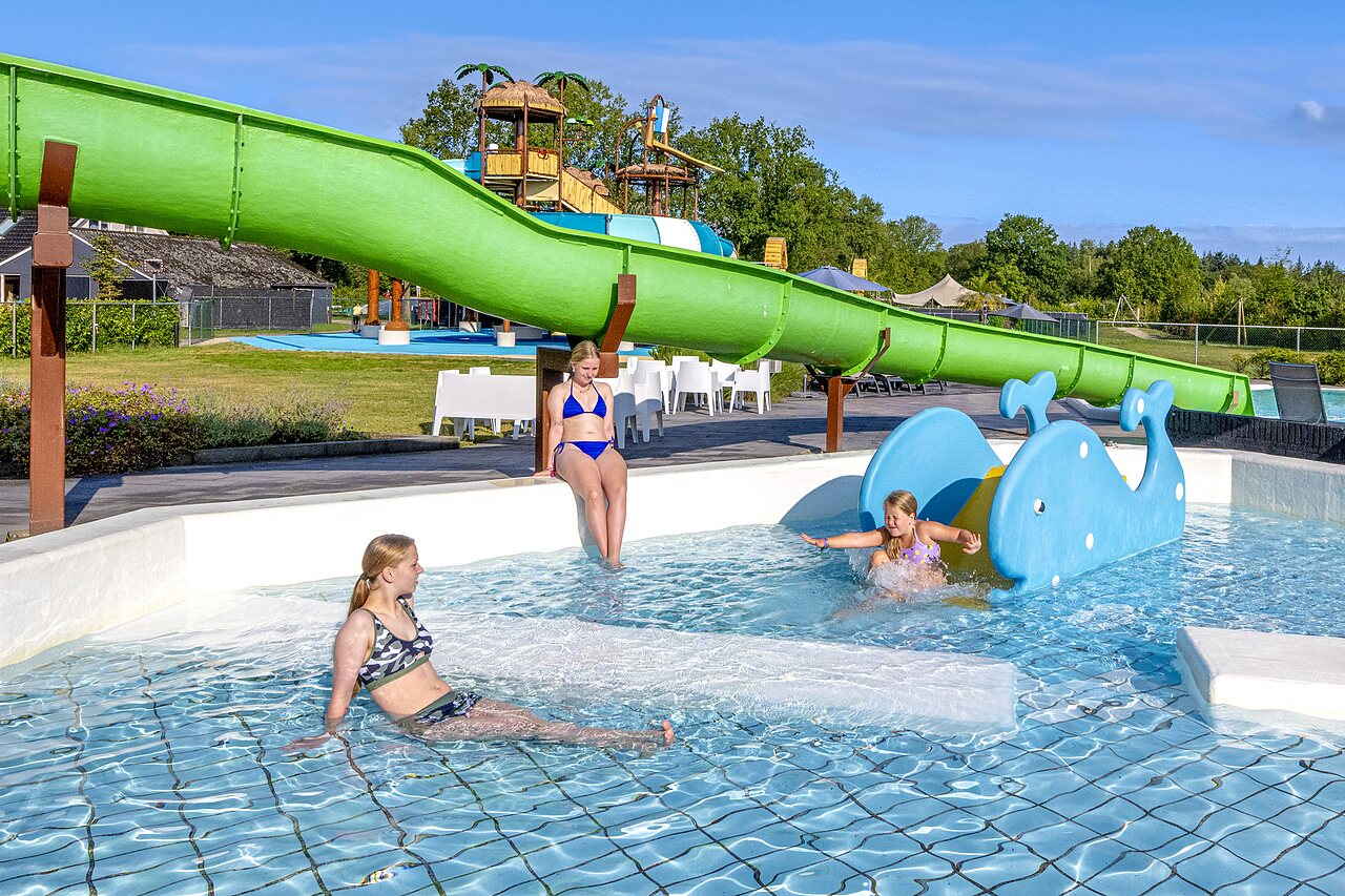 Tobog�n gigante, piscina y juegos acu�ticos en el camping CAPFUN De Belten en Rheeze.