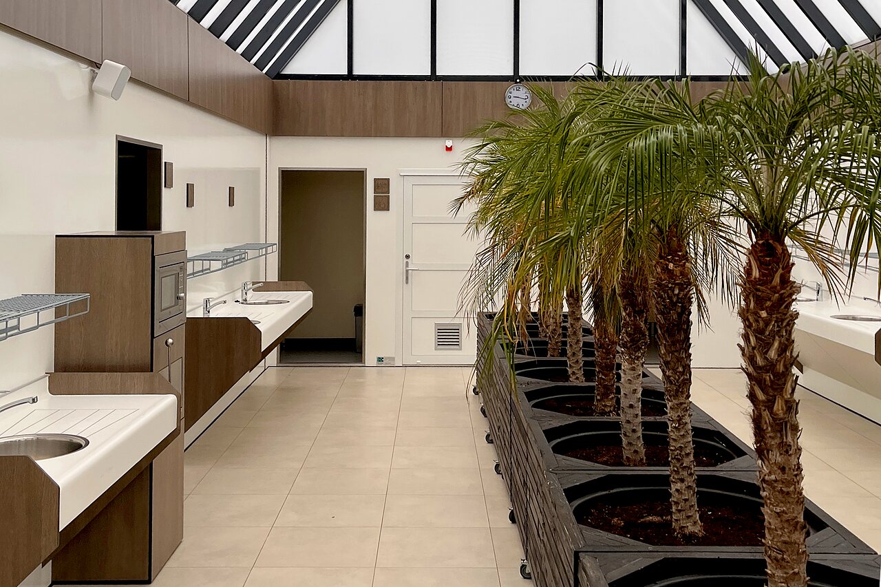 Zona de lavado moderna con fregaderos y microondas en el camping CAPFUN De Belten en Rheeze.