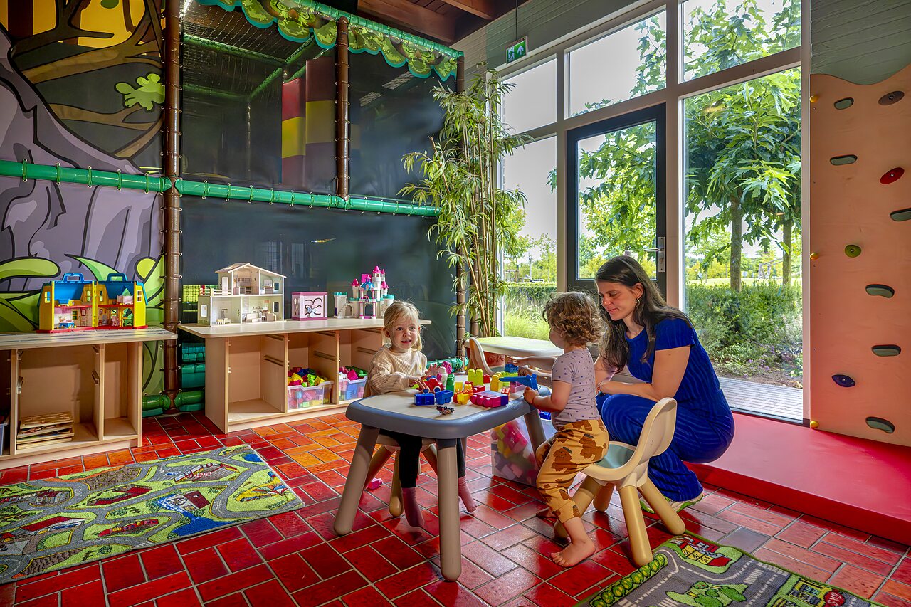 Zona de juegos interior para ni�os con bloques en el camping CAPFUN De Belten a Rheeze.