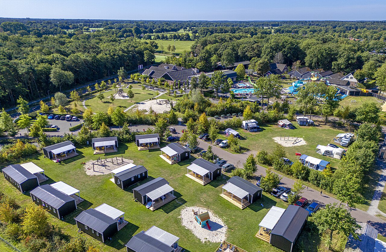 Camping CAPFUN De Belten en Rheeze: vista a�rea, chalets, piscina y toboganes.