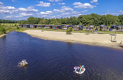 Vista a�rea de playa y casas m�viles en camping CAPFUN De Belten en Rheeze.