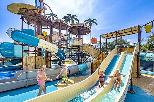Toboganes acuáticos y estructura de juegos de agua en el camping CAPFUN De Belten en Rheeze.