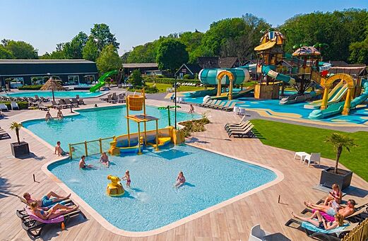 Piscinas, toboganes y juegos acuáticos en el camping CAPFUN De Belten en Rheeze.