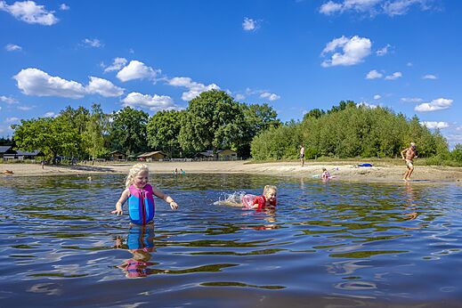 Niños juegan lago, playa en el camping CAPFUN De Belten en Rheeze.