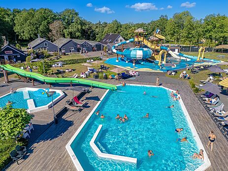 Piscina exterior, toboganes gigantes y juegos acuáticos en el camping CAPFUN De Belten en Rheeze.