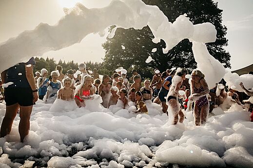 Animación fiesta de la espuma con niños en el camping CAPFUN De Belten en Rheeze.
