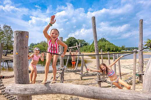 Niños jugando en área de juegos, en el camping CAPFUN De Belten en Rheeze.