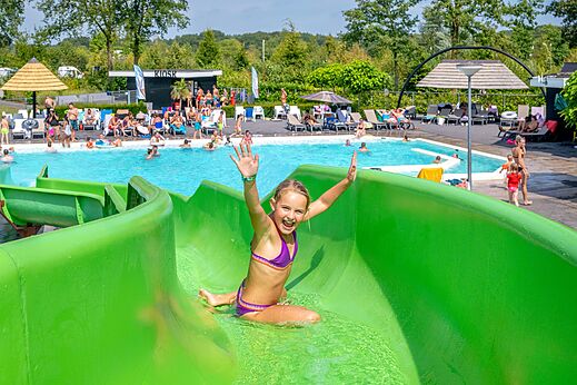 Tobog�n acu�tico verde y piscina exterior en el camping CAPFUN De Belten en Rheeze.