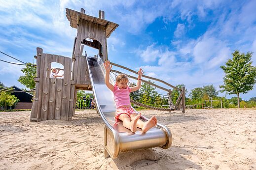 Tobogán y parque infantil de madera para niños en el camping CAPFUN De Belten en Rheeze.