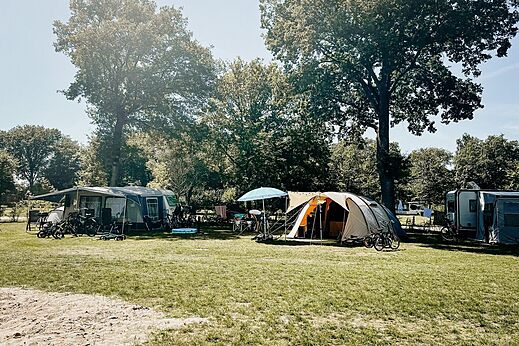 Amplia parcela de camping con tienda y caravana en el camping CAPFUN De Belten en Rheeze.